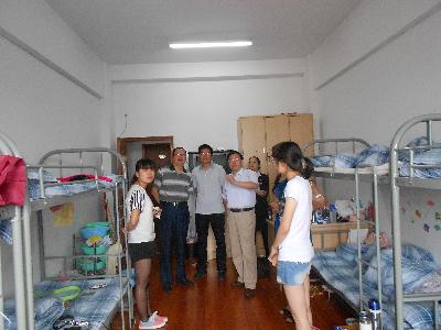 院领导们视察实习生宿舍，了解同学们的住宿及实习情况